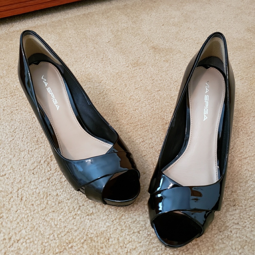 Via Spiga patent leather peep toe pumps